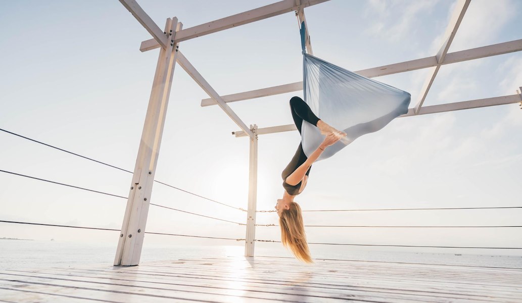 Yoga aereo en la playa